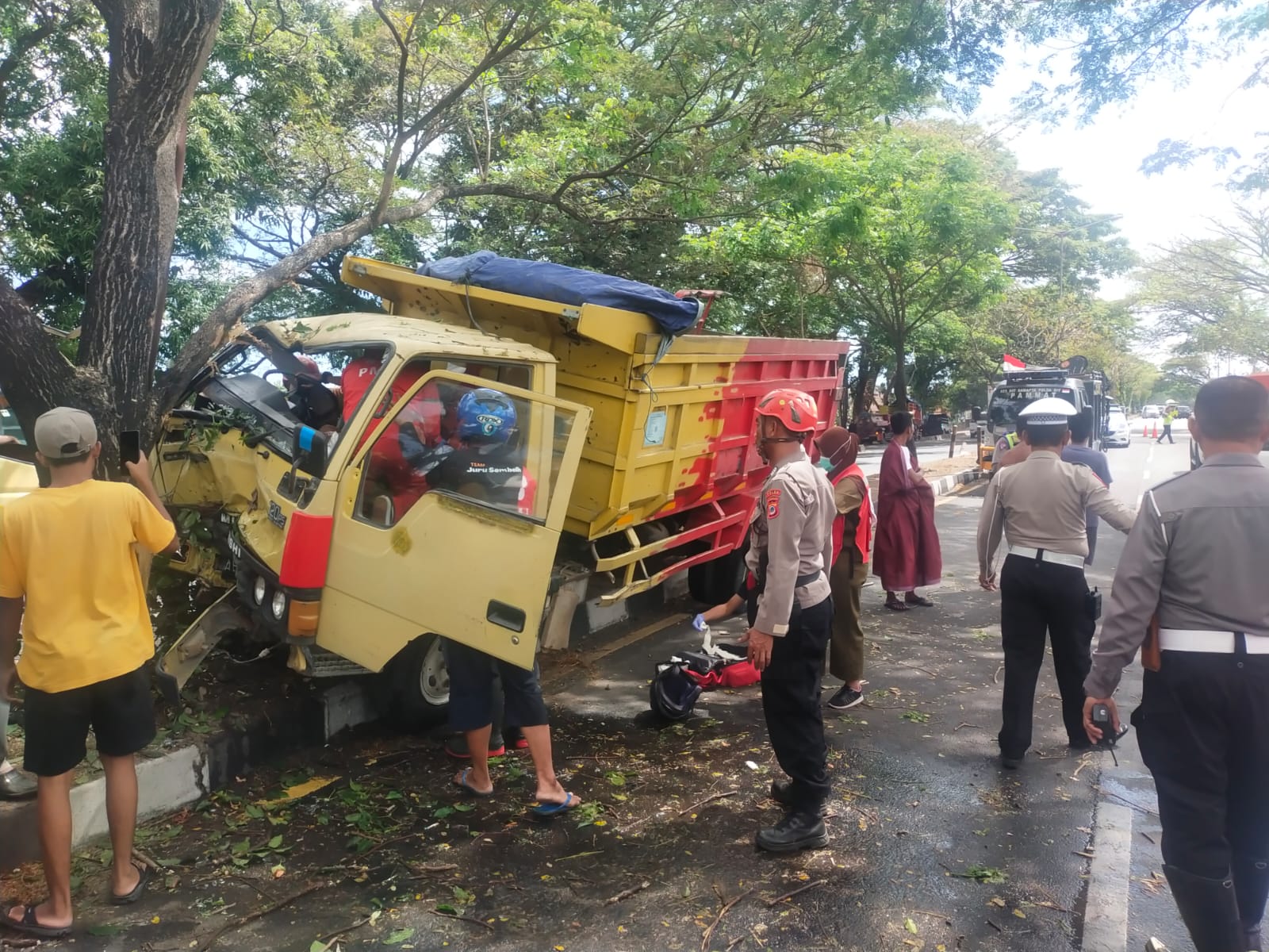 RINGSEK: Bodi depan truk tampak hancur usai menabrak pohon di Ringroad Selatan Bantul Jumat (18/8). (Dok Humas Polres Bantul)