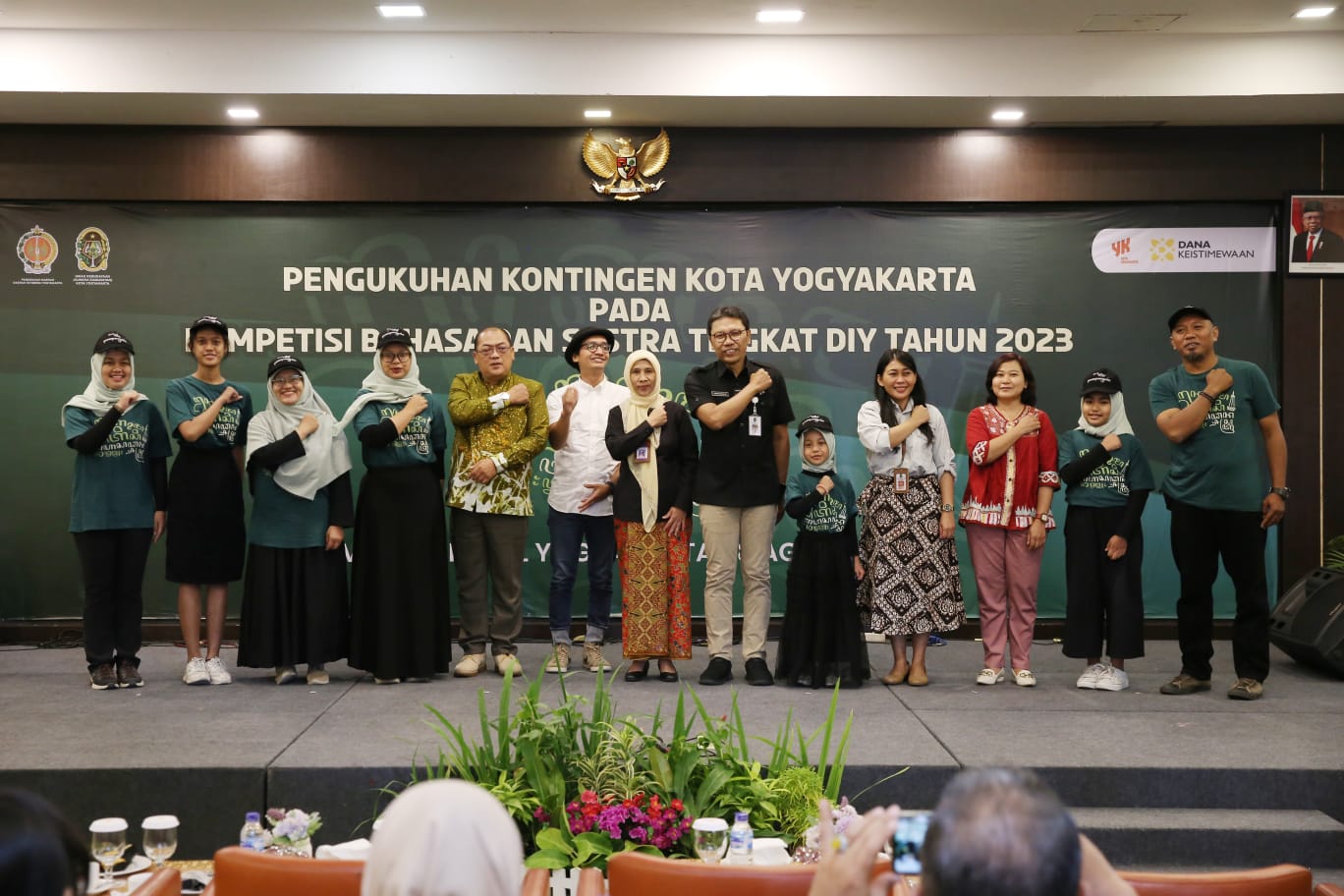 ETIKA: Pj Wali Kota Jogjakarta saat mengukuhkan peserta Kompetisi Bahasa dan Sastra DIY di Hotel Cavinton Yogyakarta Jumat (18/8). (Dok Disbudpar Kota Jogja)