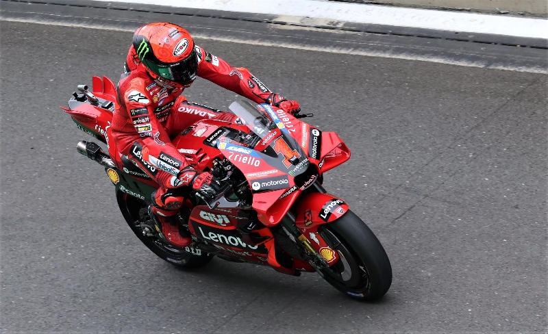 TERCEPAT: Francesco Bagnaia meraih pole position pada kualfikasi MotoGP Austria. (Bobby Arifin/Jawa Pos)