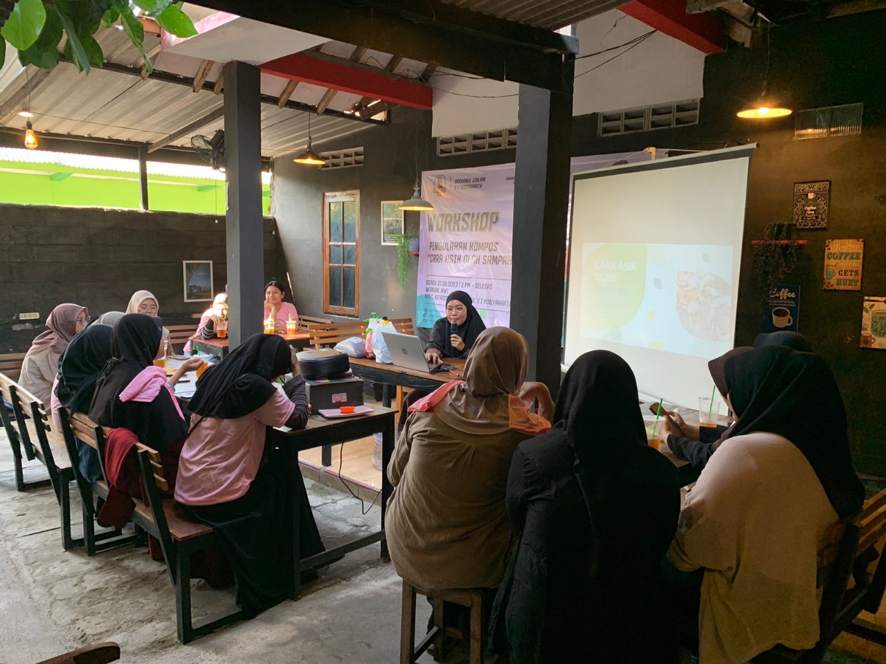 SRIKANDI GANJAR: Pelatihan cara mengolah sampah organik bersama perempuan milenial dan masyarakat. (ISTIMEWA)