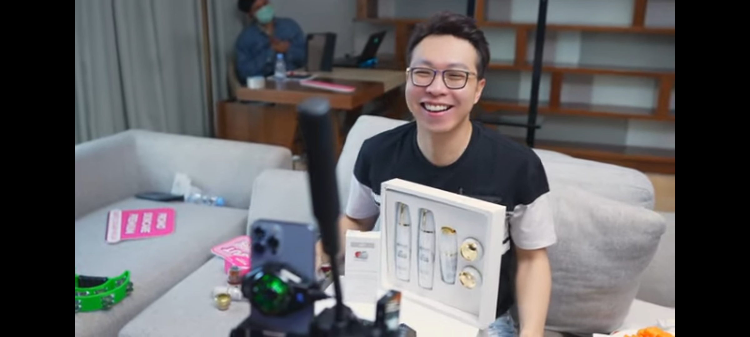 CAPAI TARGET: Dokter Richard Lee tawarkan produk skincare-nya melalui live streaming TikTok di akunnya, omzet tembus Rp 40,3 miliar dalam sehari. (Tangkapan YouTube akun dr Richard Lee)