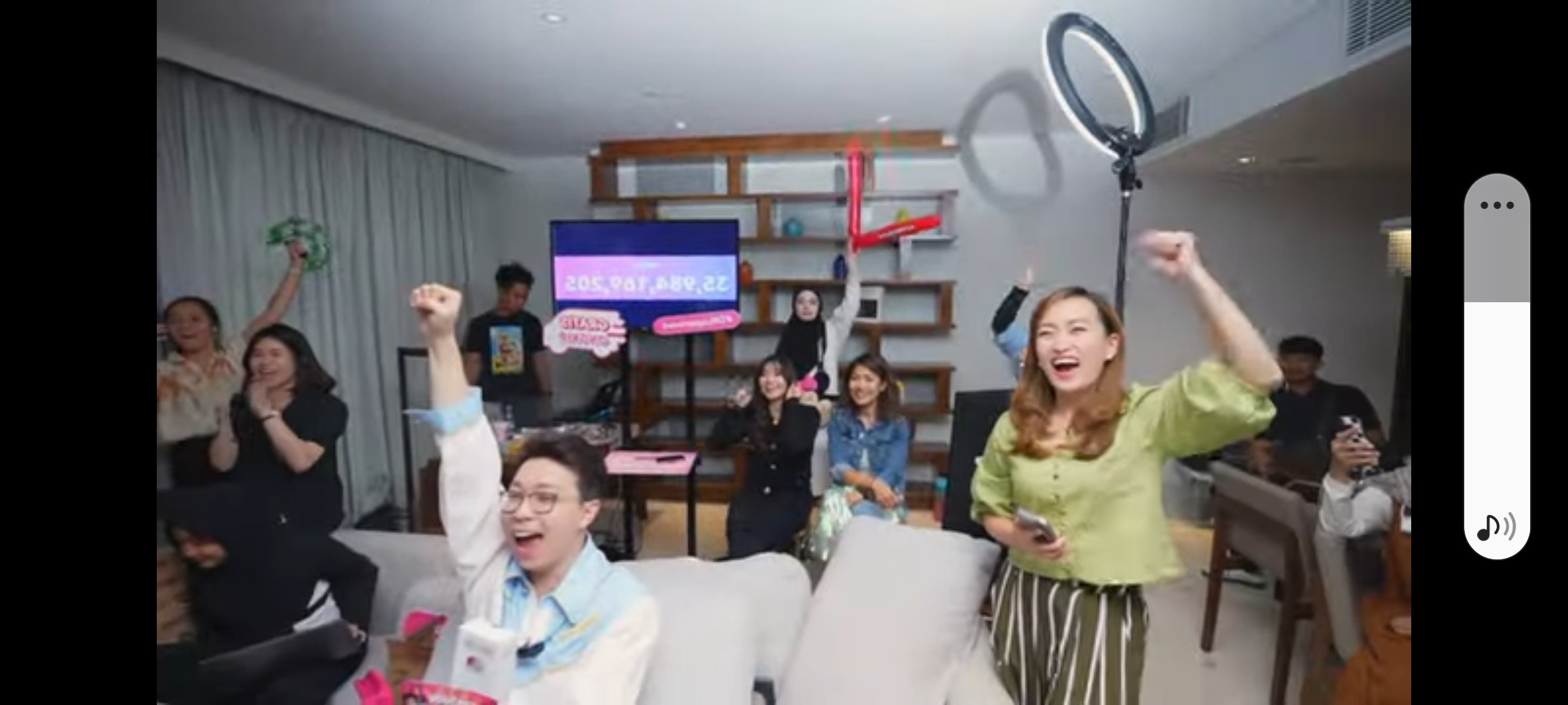 PECAH REKOR: Dokter Richard Lee dan tim bersorak ria berhasil lebihi target omzet yang diminta TikTok pada live streaming di akun TikTok pribadinya. (Tangkapan layar YouTube dr Richard Lee)
