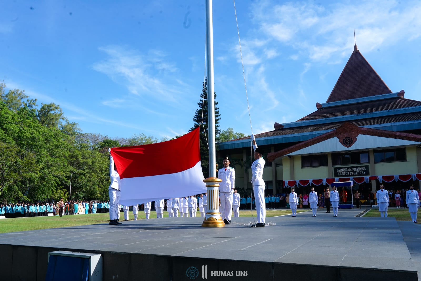 KHIDMAT: Upacara HUT Ke-78 Kemerdekaan RI di Halaman Gedung Rektorat UNS Kamis (27/8). (Dok UNS)