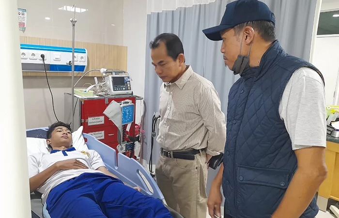 CEK LANGSUNG: Rektor UPN Veteran Jogja Mohamad Irhas Effendi memantau langsung mahasiswa di rumah sakit. (Dok UPN)