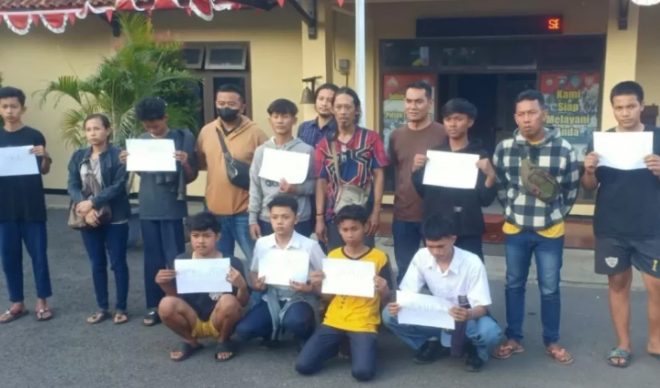 PEMBINAAN : Para pelaku tawuran daerah Mangunharjo, Tembalang bersama orangtuanya usai mendapatkan pengarahan di Polsek Tembalang Jumat (18/8). (M Hariyanto/Jawa Pos Radar Semarang)