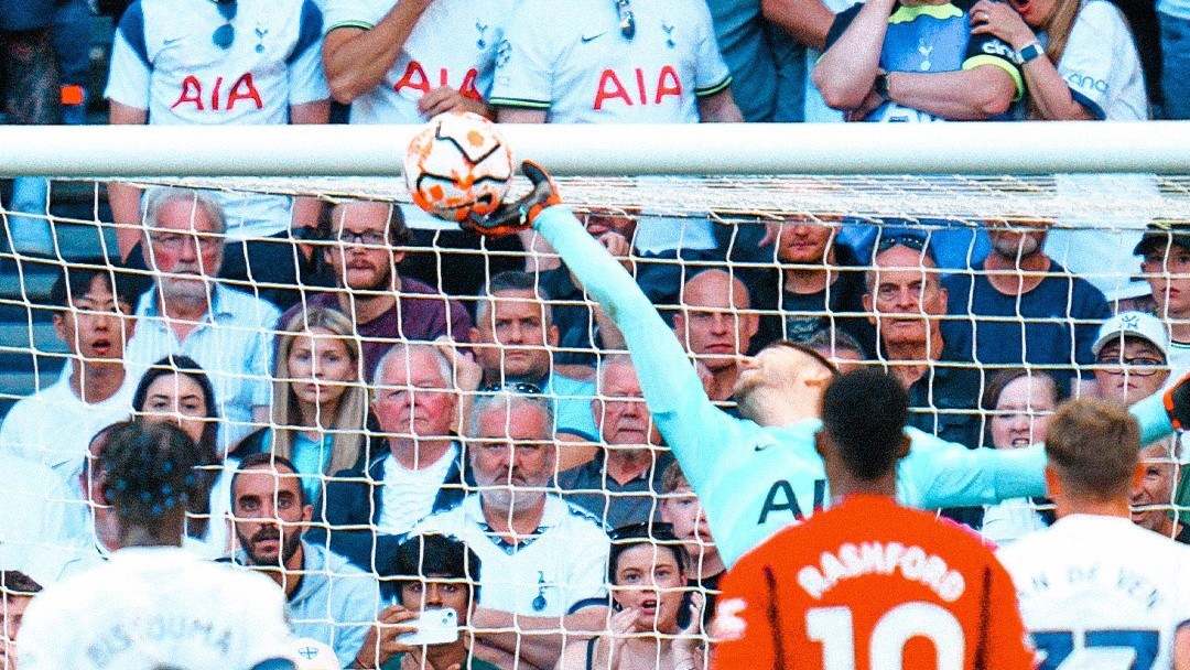 JANGKAUAN: Kiper Tottenham Hotspur Guglielmo Vicario menepis bola yang mengarah ke gawangnya saat melawan Manchester United. (Dok Tottenham Hotspur)