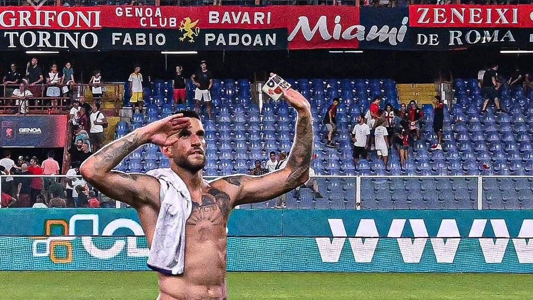 SKOR BESAR: Cristiano Biraghi usai membela Fiorentina menghadapi Genoa di Stadion Luigi Ferraris. (Dok Fiorentina)