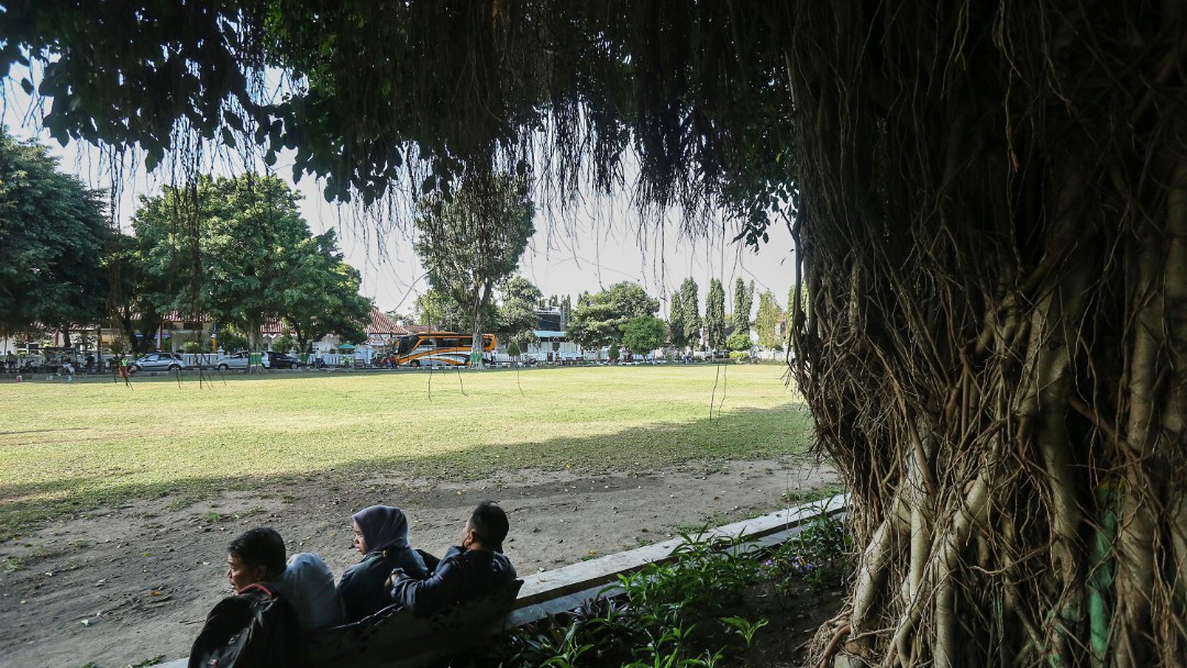 ADEM: Warga di bawah pohon kawasan Lapangan Pemda Sleman. (Elang Kharisma Dewangga/Radar Jogja)