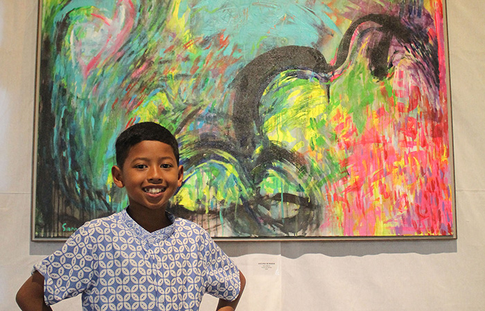 APIK: Seniman cilik Samurai Jalu saat menunjukkan karya seni rupanya dalam pameran tunggalnya di Joning Artspace, Sewon Minggu (20/8/23).