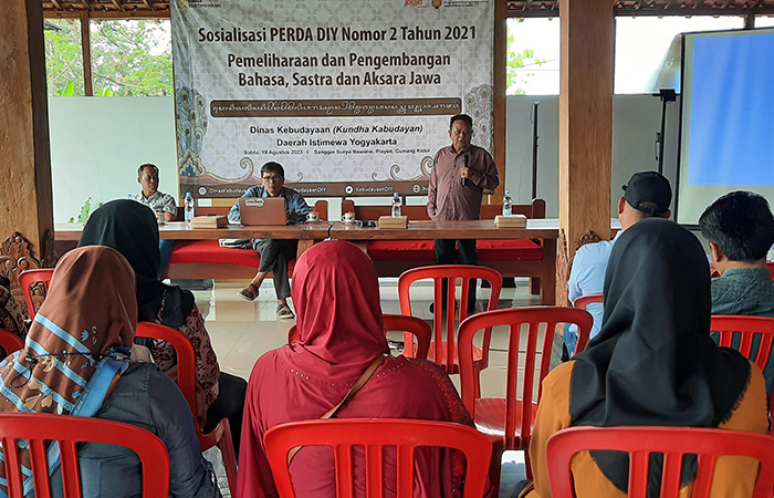 SOSIALISASI - Warga mengikuti sosialisasi Perda Nomor 2 Tahun 2021 tentang Pemeliharaan dan Pengembangan Bahasa, Sastra dan Aksara Jawa di Sanggar Suryo Bawono, Playen pada Sabtu (19/8/23).