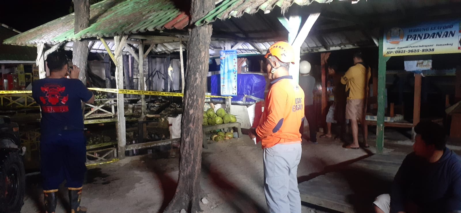 LUDES: Kondisi warung makan di kawasan Pantai Somadeng, Kalurah Tepus, Kapanewon Tepus saat terbakar pada Sabtu (19/8) malam. (Istimewa)