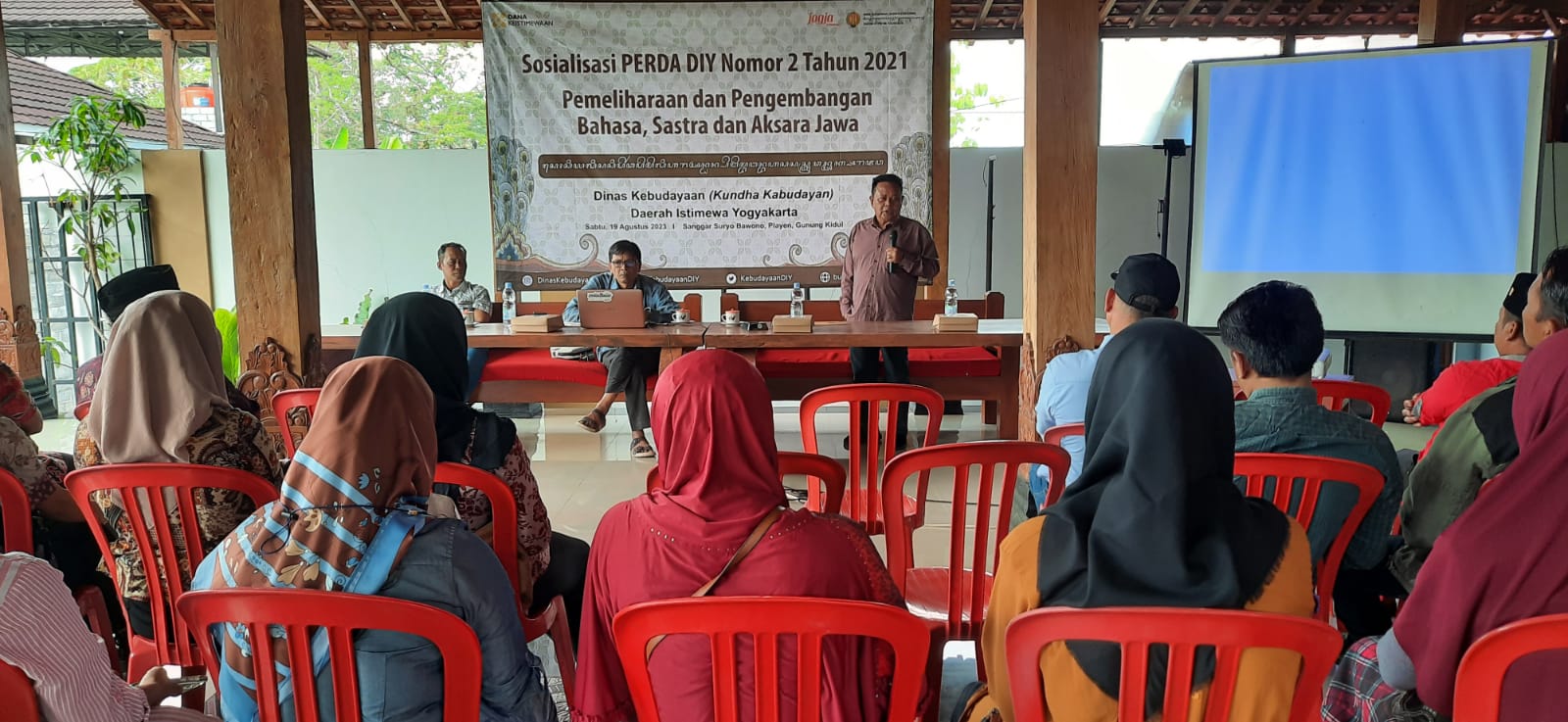 PERLU BELAJAR: Warga mengikuti sosialisasi Perda Nomor 2 Tahun 2021 tentang Pemeliharaan dan Pengembangan Bahasa, Sastra dan Aksara Jawa di Sanggar Suryo Bawono, Playen pada Sabtu (19/8).