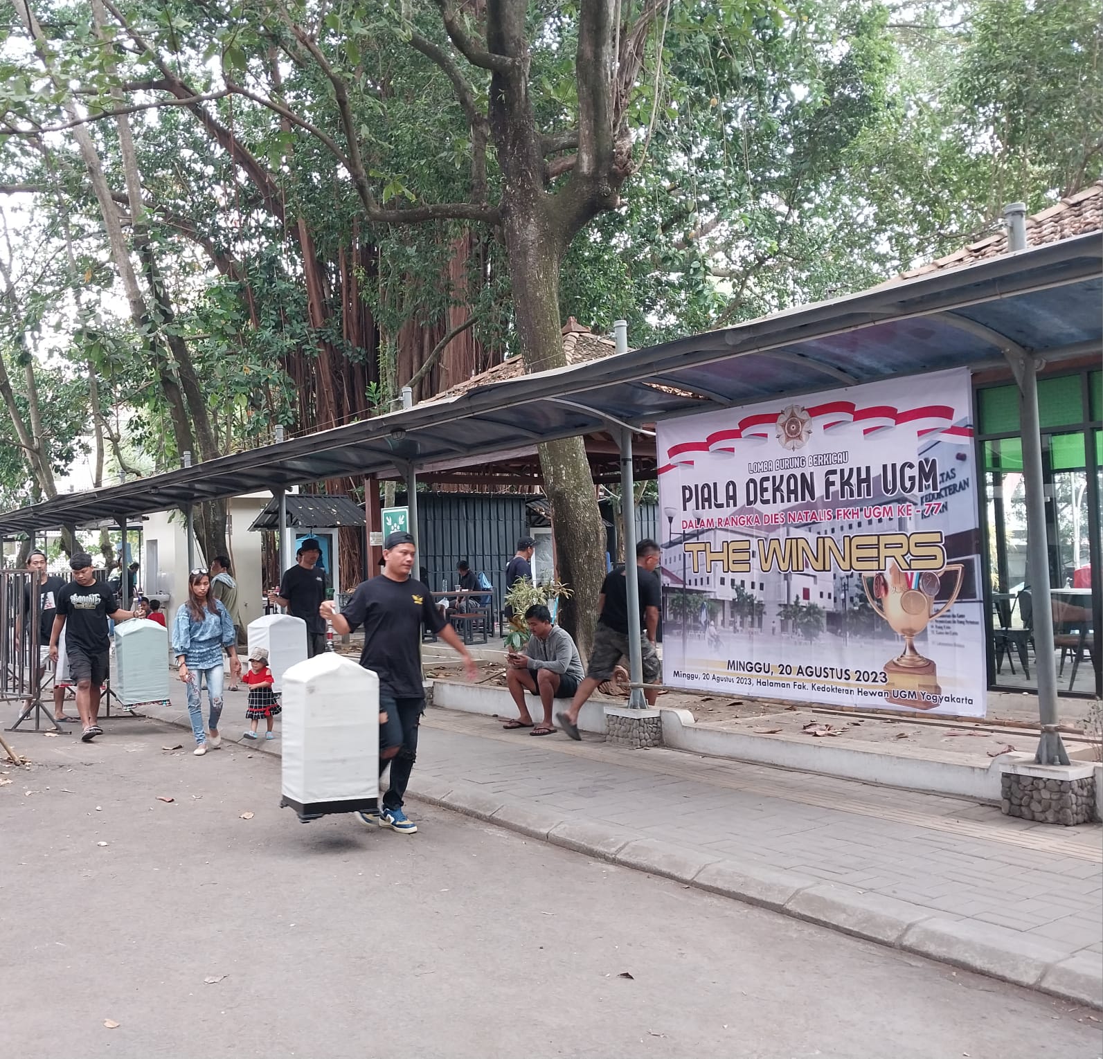 KICAU: Fakultas Kedokteran Hewan Universitas Gadjah Mada (FKH UGM) menyelenggarakan lomba burung berkicau dalam rangka Dies Natalis ke-77, Minggu (20/8/2023). (Wulan Yanuarwati/Radar Jogja)