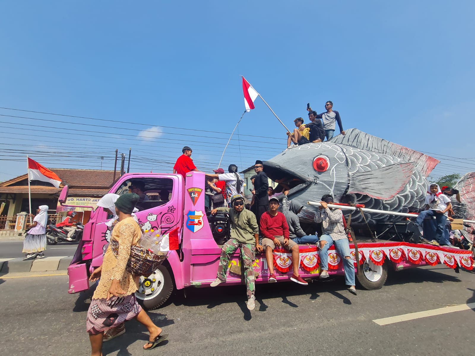 UNIK: Suasana karnaval yang diadakan oleh Pemerintah Desa (Pemdes) Jumoyo, Salam, Magelang. (Naila Nihayah/Radar Jogja)
