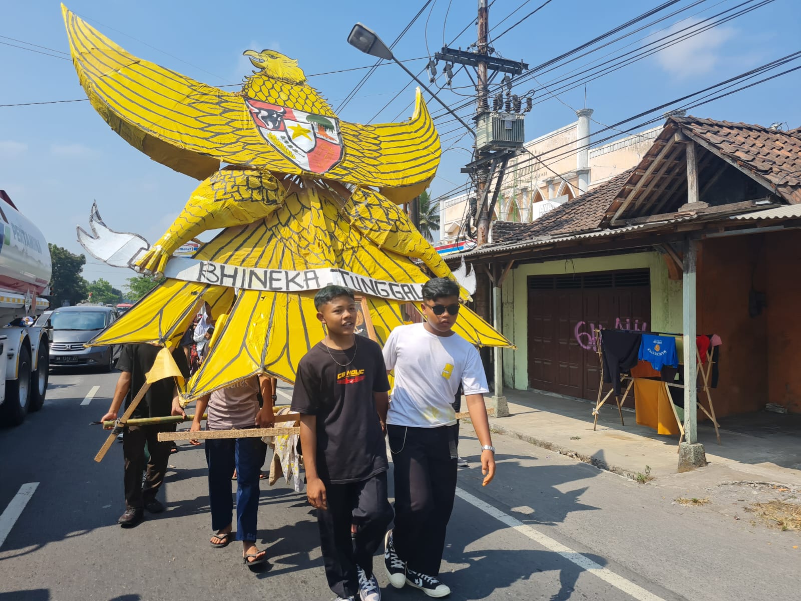 UNIK: Anak-anak hingga dewasa antusias mengikuti karnaval yang diadakan oleh Pemerintah Desa (Pemdes) Jumoyo, Salam, Magelang. (Naila Nihayah/Radar Jogja)