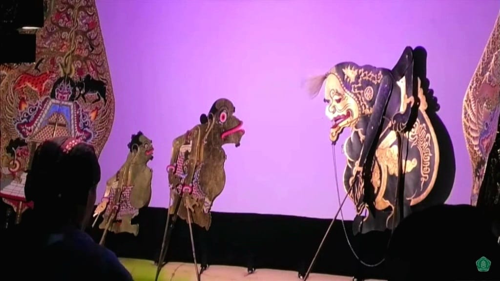 SELAMAT: Pagelaran Wayang Kulit Semar Boyong menjadi salah satu rangkaian Dies Natalis Ke-56 Fakultas Filsafat UGM. (Dok. UGM)