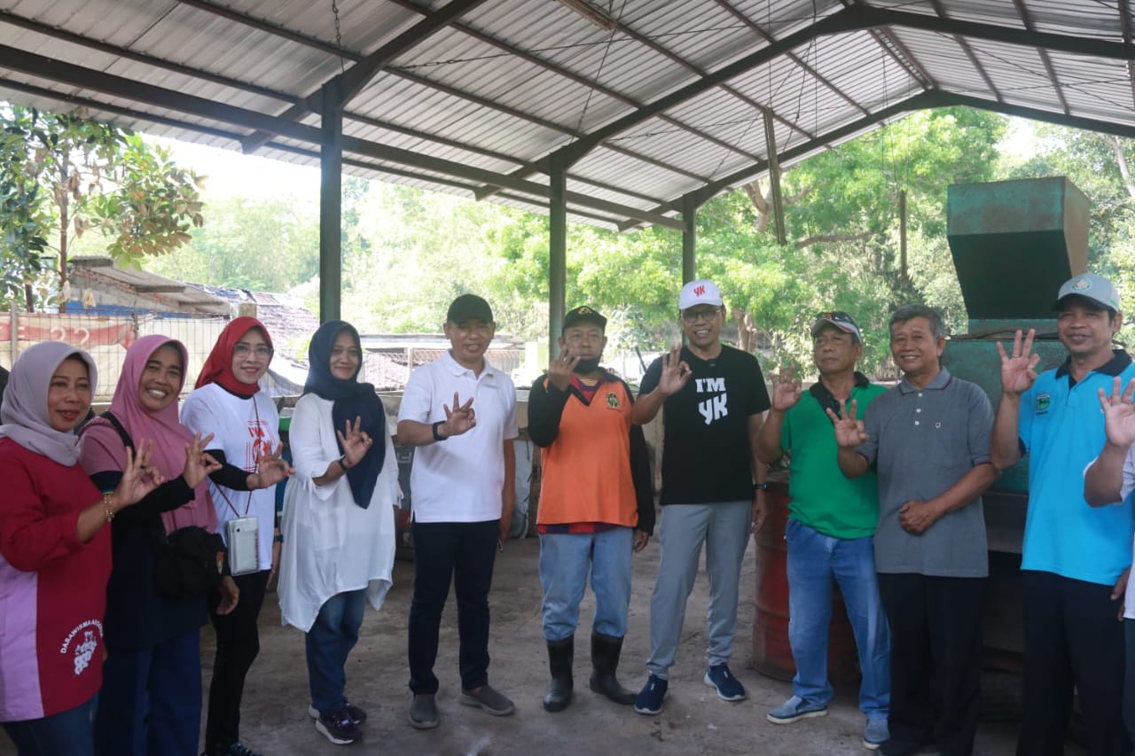MBAH DIRJO: Pj Wali Kota Jogja Singgih Raharjo (bertopi putih) mengunjungi SD Karangmiri yang kini berubah fungsi menjadi TPST, Minggu (20/8). (Dok Pemkot Jogja)