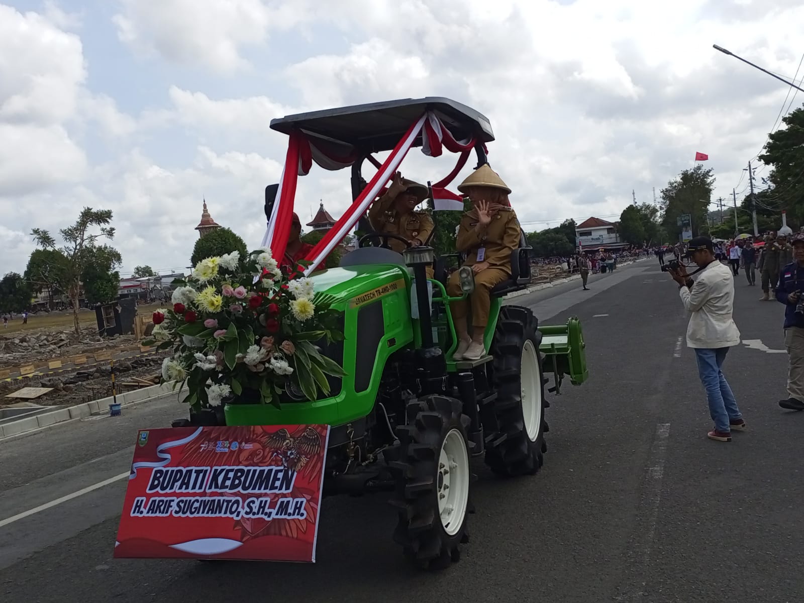 MERIAH: Bupati Kebumen Arif Sugiyanto didampingi Wakil Bupati Ristawati Purwaningsih menunggangi traktor saat karnaval Hari Jadi ke-394 Kabupaten Kebumen. (M HAFIED/RADAR KEBUMEN)
