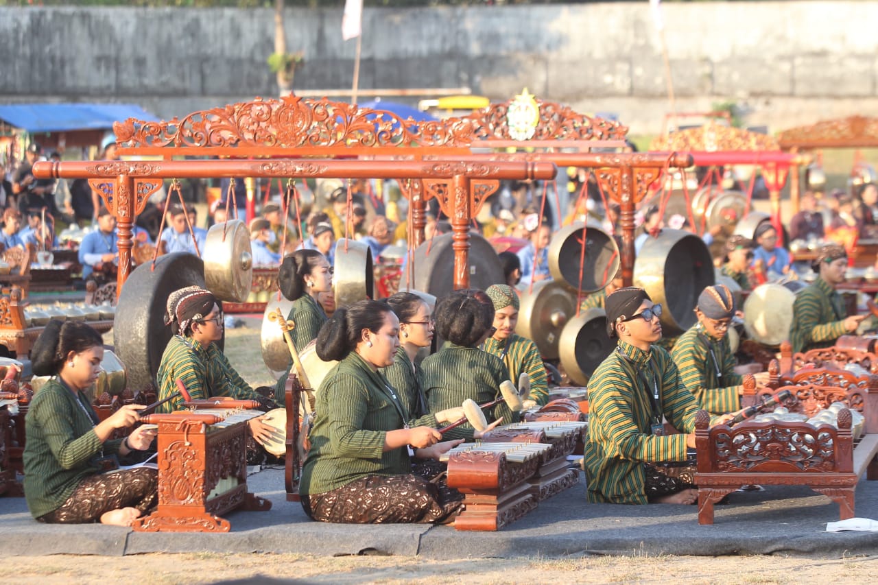 MULIA: Pengrawit memainkan gamelan bersama-sama dalam Gaung Gamelan tanda mulainya Yogyakarta Gamelan Festival ke-28, di Stadion Kridosono, Kota Jogja, kemarin (20/8). (Guntur Aga Tirtana/Radar Jogja)