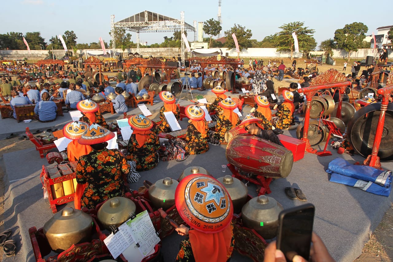 MULIA: Pengrawit memainkan gamelan bersama-sama dalam Gaung Gamelan tanda mulainya Yogyakarta Gamelan Festival ke-28, di Stadion Kridosono, Kota Jogja, kemarin (20/8). (Guntur Aga Tirtana/Radar Jogja)