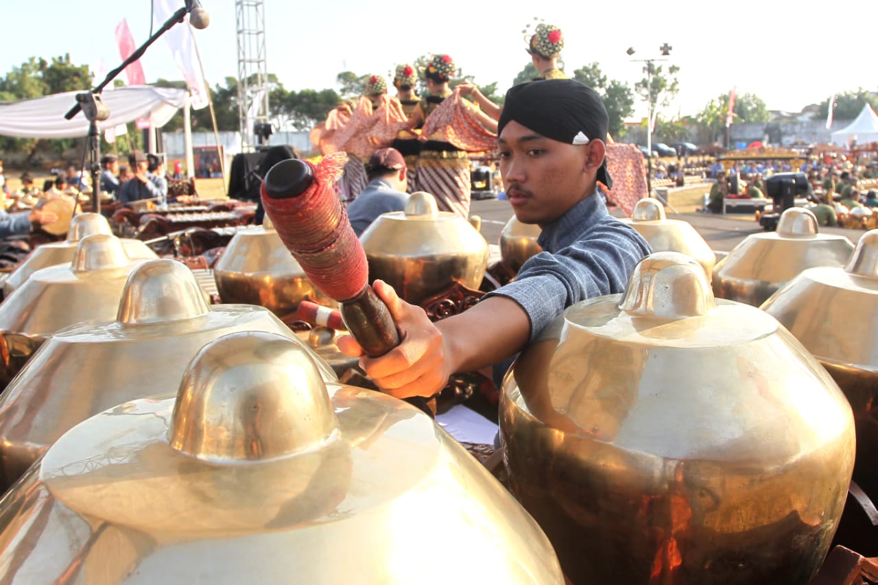 MULIA: Pengrawit memainkan gamelan bersama-sama dalam Gaung Gamelan tanda mulainya Yogyakarta Gamelan Festival ke-28, di Stadion Kridosono, Kota Jogja, kemarin (20/8). (Guntur Aga Tirtana/Radar Jogja)