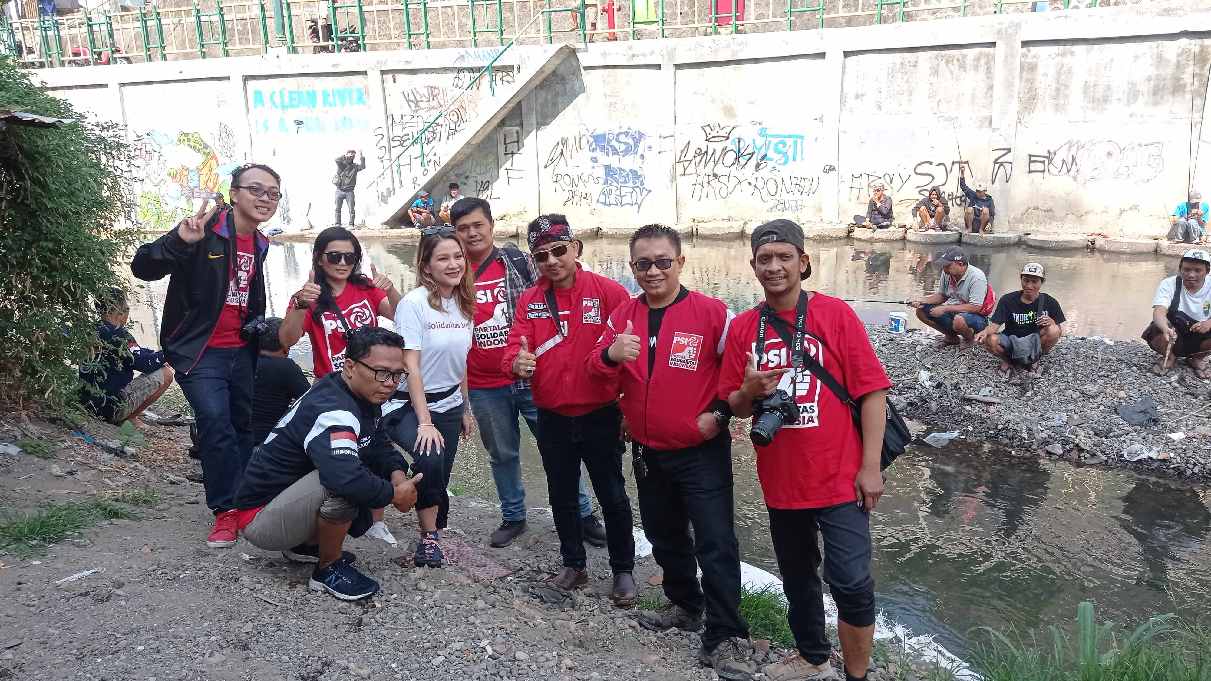 Wakil Sekjen PSI Aishah Gray (kaus) putih bersama pengurus PSI DIJ saat acara mancing Solidaritas di Sungai Winanga Minggu (20/8)
