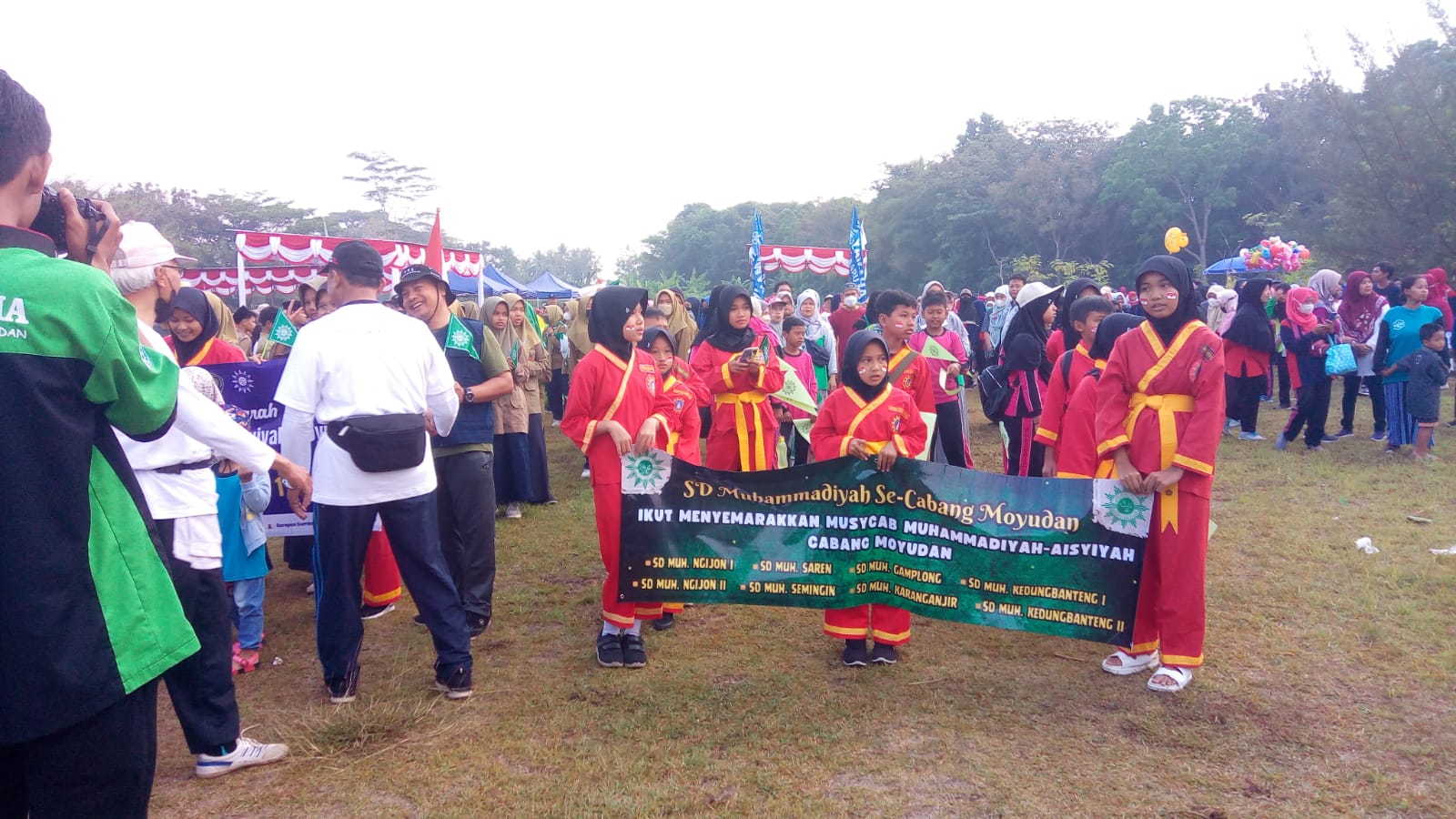SEMARAK: Warga semarakkan jalan sehat dalam rangka menyongsong Muscab Muhammadiyah Moyudan. (PCM MOYUDAN FOR RADAR JOGJA)