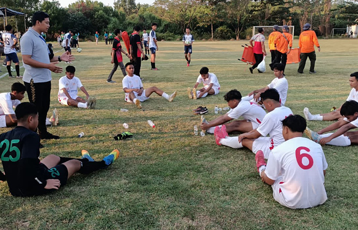 ARAHAN: Para pemain tim sepak bola Kota Magelang mendapatkan arahan pelatih saat berlaga pada ajang Porprov di Pati Raya, beberapa waktu lalu.ISTIMEWA