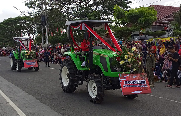 MERIAH : Bupati Kebumen Arif Sugiyanto didampingi Wakil Bupati Ristawati Purwaningsih menunggangi traktor saat karnaval Hari Jadi ke-394 Kabupaten Kebumen.M HAFIED/RADAR KEBUMEN
