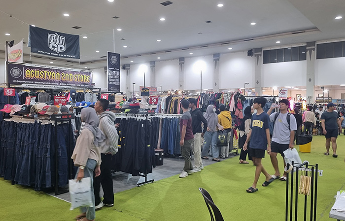 ANTUSIAS: Para pengunjung saat memilih ragam pakaian dan aksesoris di Jogja Trade Market yang berlangsung di JEC Minggu (20/8/23).