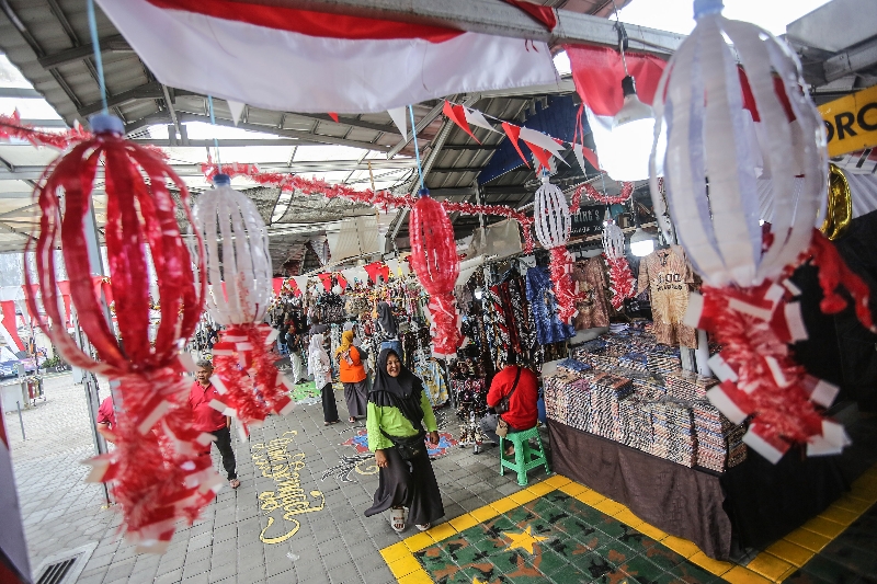 MERDEKA: Hiasan berwarna merah dan putih di Teras Malioboro (TM) 2, Minggu (20/8). (Elang Kharisma Dewangga/Radar Jogja)