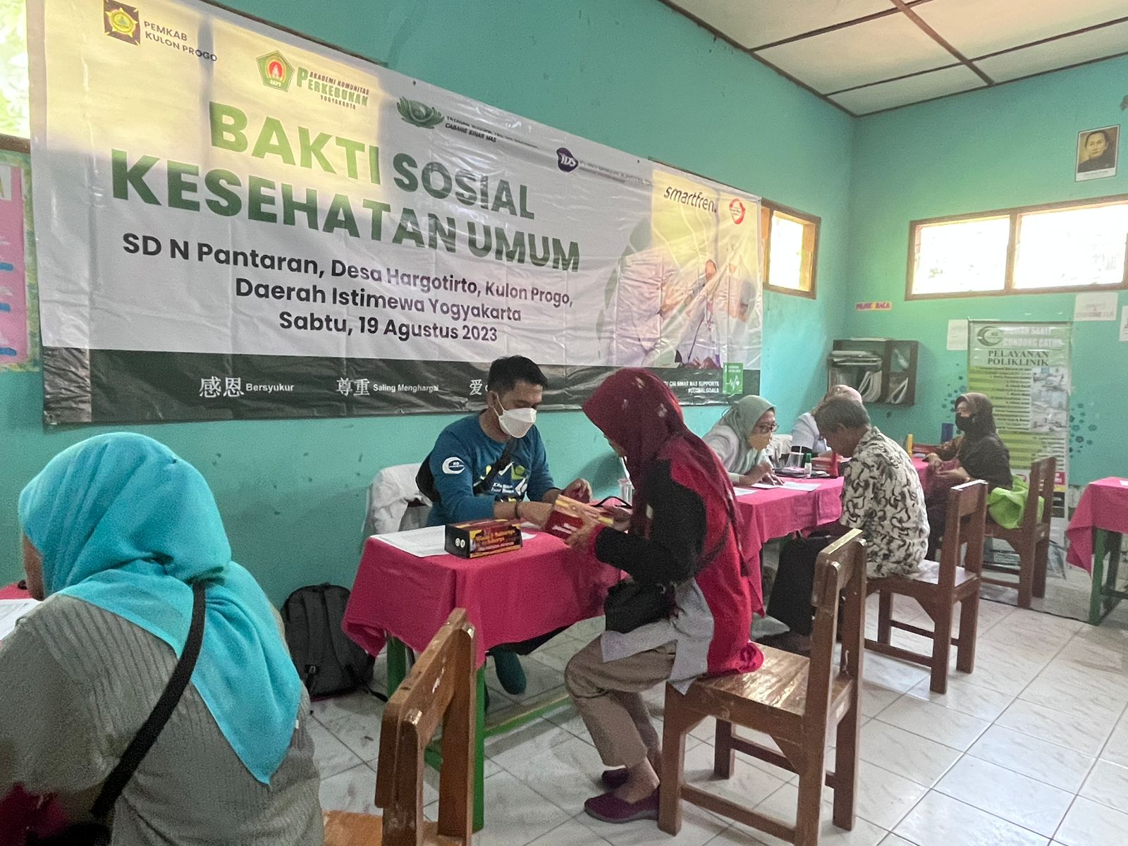 KESEHATAN: Mewujudkan komitmennya untuk turut mendukung kesehatan masyarakat, Smartfren bekerja sama dengan Yayasan Buddha Tzu Chi Indonesia untuk memberikan pengecekan kesehatan gratis. (ISTIMEWA)