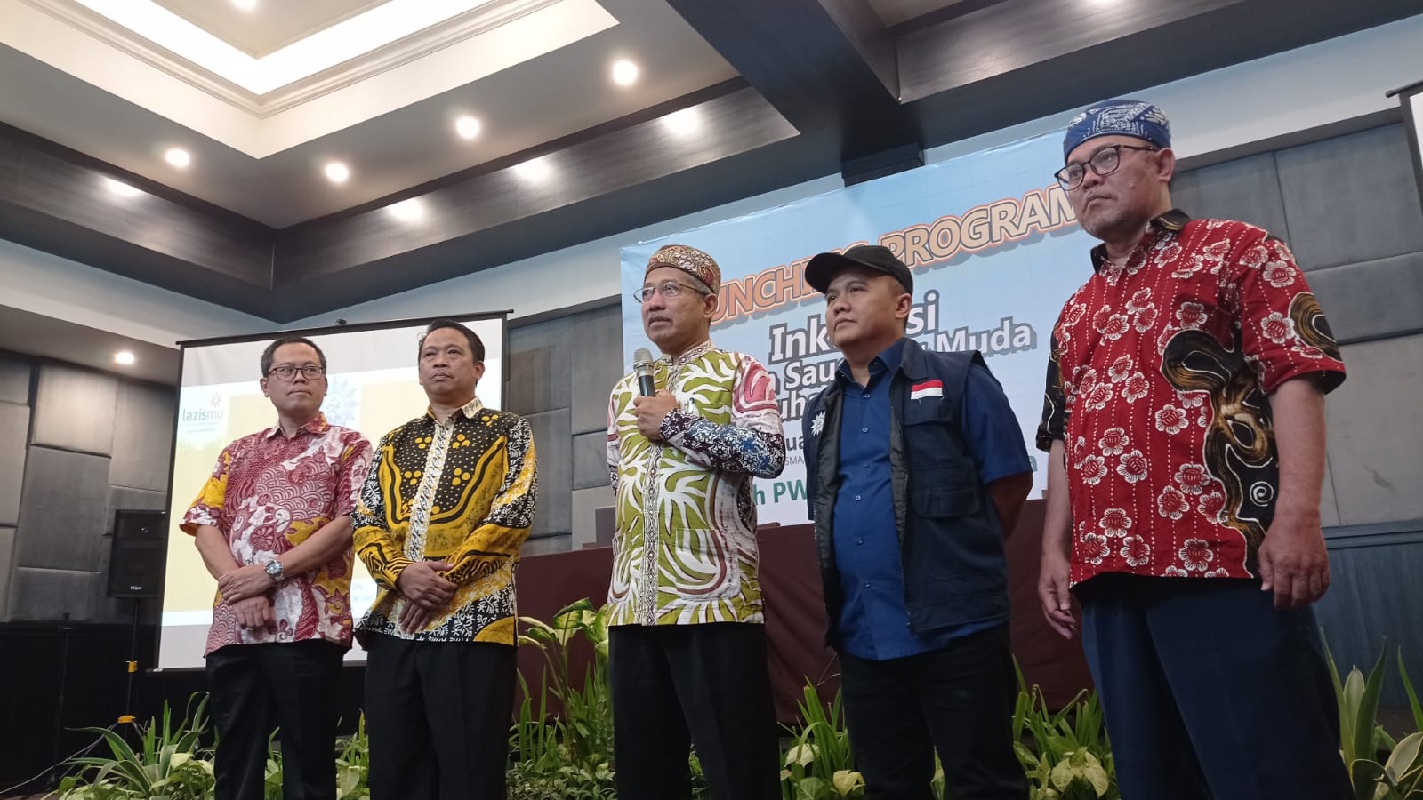INKUBASI: Wakil Ketua PWM DIJ Gita Danupranata (tengah) saat me-launching program inkubasi calon saudagar muda Muhammadiyah.