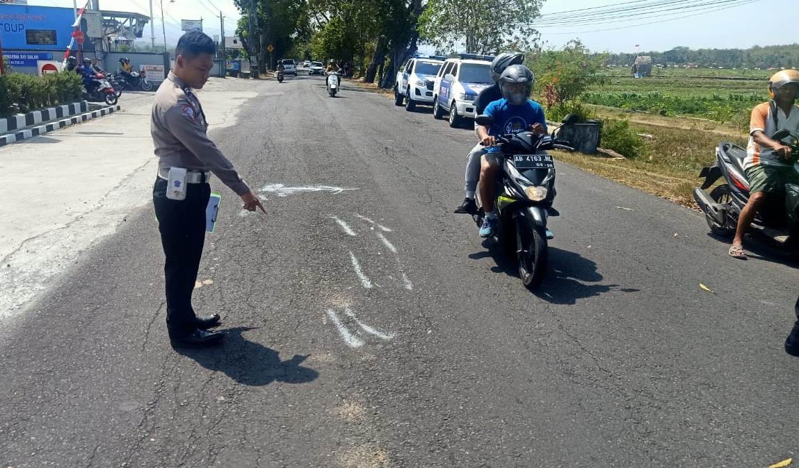 LOKASI KEJADIAN: Polisi saat melakukan olah TKP kecelakaan yang mengakibatkan satu korban meninggal di depan SPBU Giripeni, Kapanewon Wates, Kulon Progo, Minggu (20/8). (Hendri Utomo/Radar Jogja)