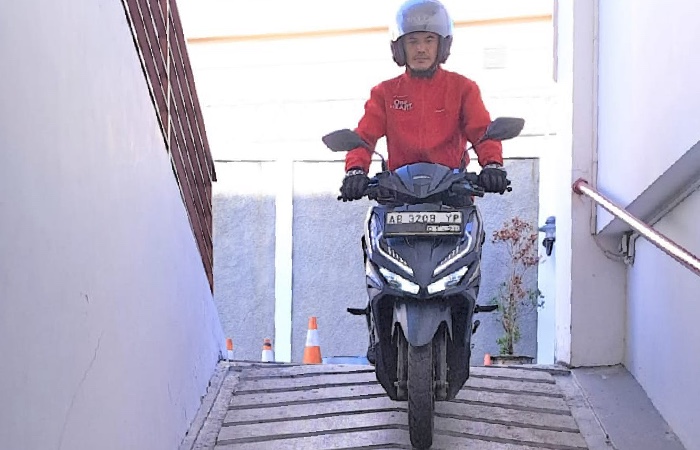 Berkendara menggunakan sepeda motor matik berbeda dengan sepeda motor yang menggunakan kopling (clutch).