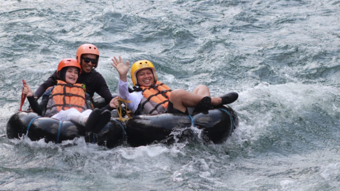 ASYIK: Bupati Kebumen Arif Sugiyanto bersama istri menjajal wisata river tubing di Desa Sendangdalem, Kecamatan Padureso. (PROKOPIM KEBUMEN UNTUK RADAR KEBUMEN)