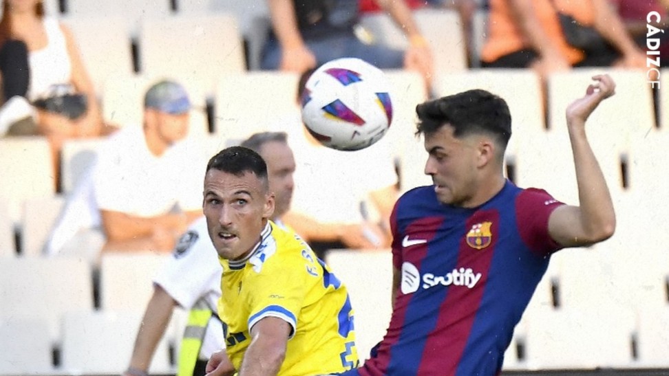 PANAS: Pemain Barcelona Pedri berebut bola saat menghadapi Cadiz. (Dok Cadiz)