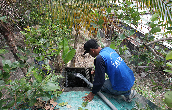 DAMPAK KEMARAU: Personel Tagana Bantul memeriksa pipa saluran air dan tandon saat penyaluran air bersih di Dusun Petung, Bangunjiwo, Kasihan, Bantul Senin(21/8/23).