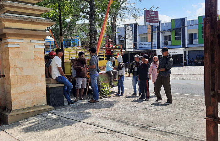MINTA DIPERHATIKAN - Warga di lingkungan TPA Wukirsari, Baleharjo, Wonosari mendatangi kantor DLH Kabupaten Gunungkidul Senin (21/8/23).