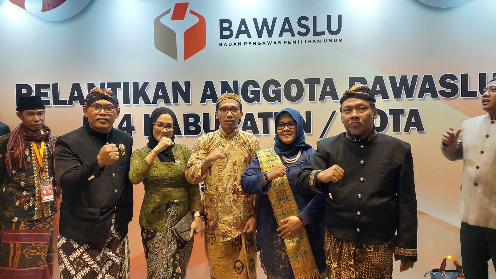 TUGAS: Lima komisioner baru Bawaslu Purworejo usai dilantik pada Sabtu (19/8). (ISTIMEWA)