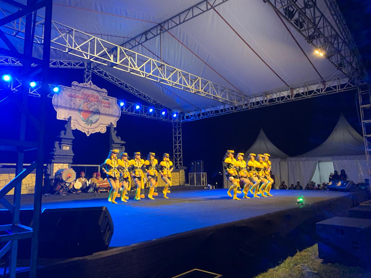 TERBAIK: Kontingen Kabupaten Purworejo saat menampilkan tari Dolalak dengan ragam gerak khas gaya logungan di Lapangan Sibogor Pripih, Hargo Mulyo, Kulon Progo, Sabtu (19/8). (Dok Dindikbud Purworejo)
