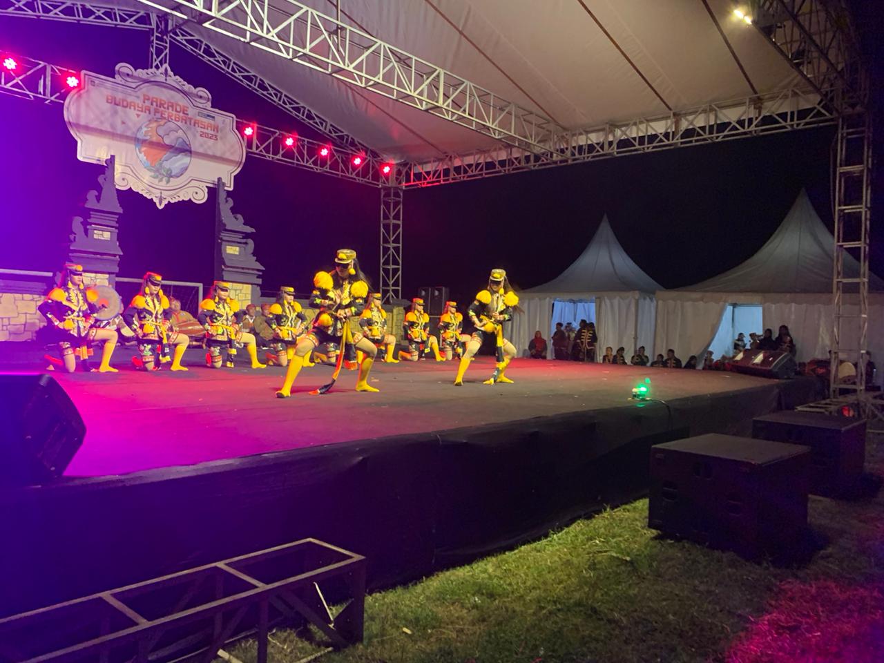 TERBAIK: Kontingen Kabupaten Purworejo saat menampilkan tari Dolalak dengan ragam gerak khas gaya logungan di Lapangan Sibogor Pripih, Hargo Mulyo, Kulon Progo, Sabtu (19/8). (Dok Dindikbud Purworejo)