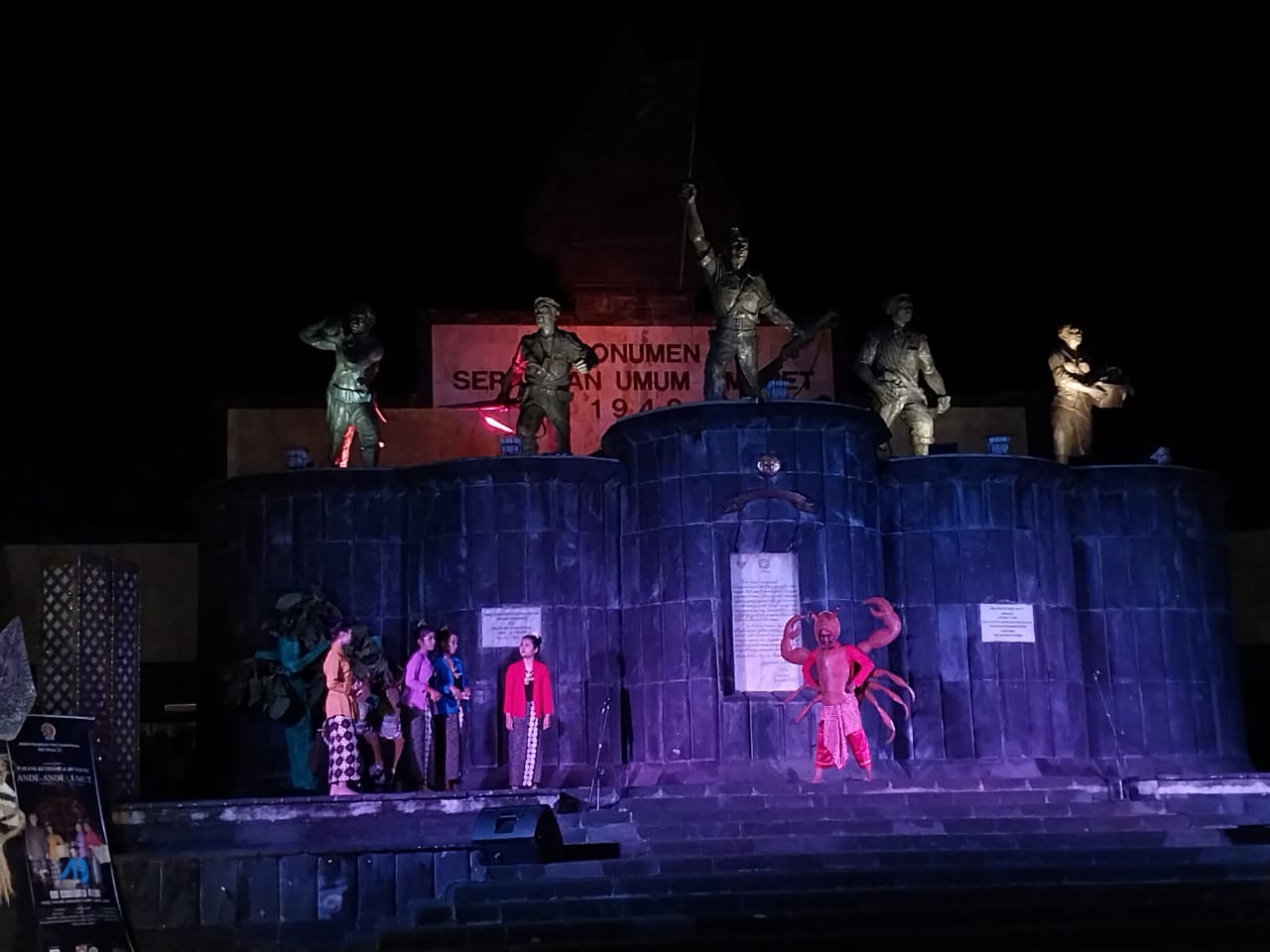 SUKSES: Wayang Kethoprak Dongeng Ande-Ande Lumut melibatkan anak SMP hingga kuliah sukses dihelat di Monumen Serangan Oemoem 1 Maret Jogja Minggu malam (20/8/2023). (Wulan Yanuarwati/Radar Jogja)