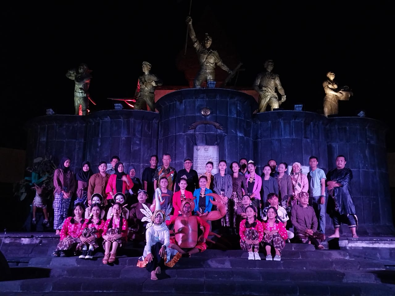 SUKSES: Seluruh crew dan pemain Wayang Kethoprak Dongeng Ande-Ande Lumut di Monumen Serangan Oemom 1 Maret Jogja, Minggu malam (20/8/2023). (Wulan Yanuarwati/Radar Jogja)