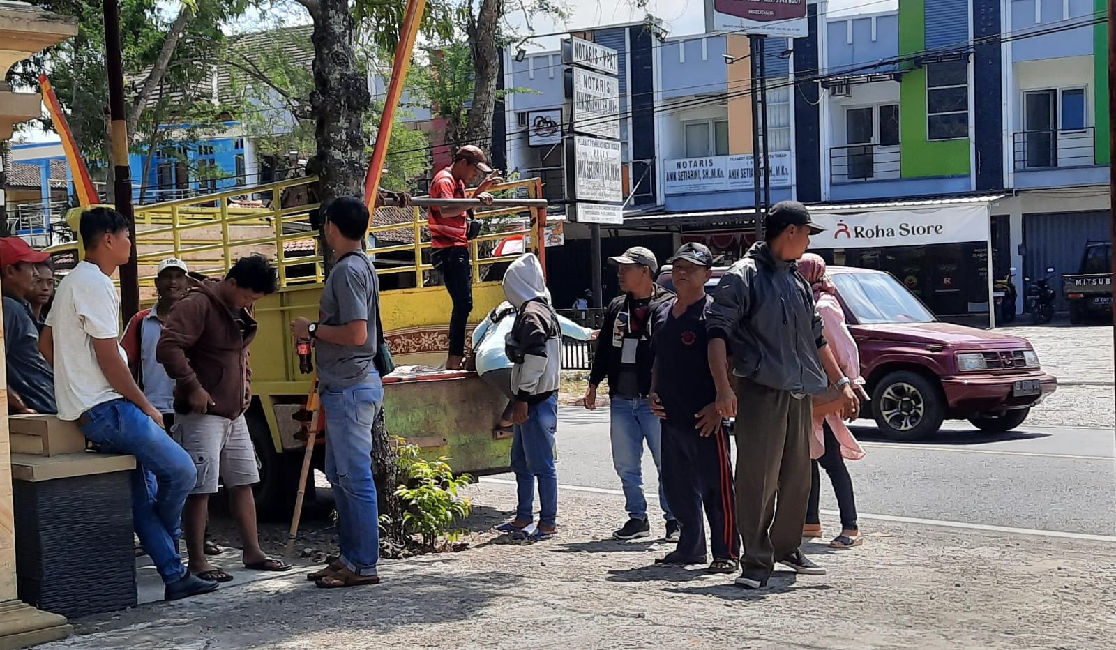 MINTA DIPERHATIKAN: Warga di lingkungan TPA Wukirsari, Baleharjo, Wonosari mendatangi kantor DLH Kabupaten Gunungkidul Senin (21/8). (Gunawan/Radar Jogja)