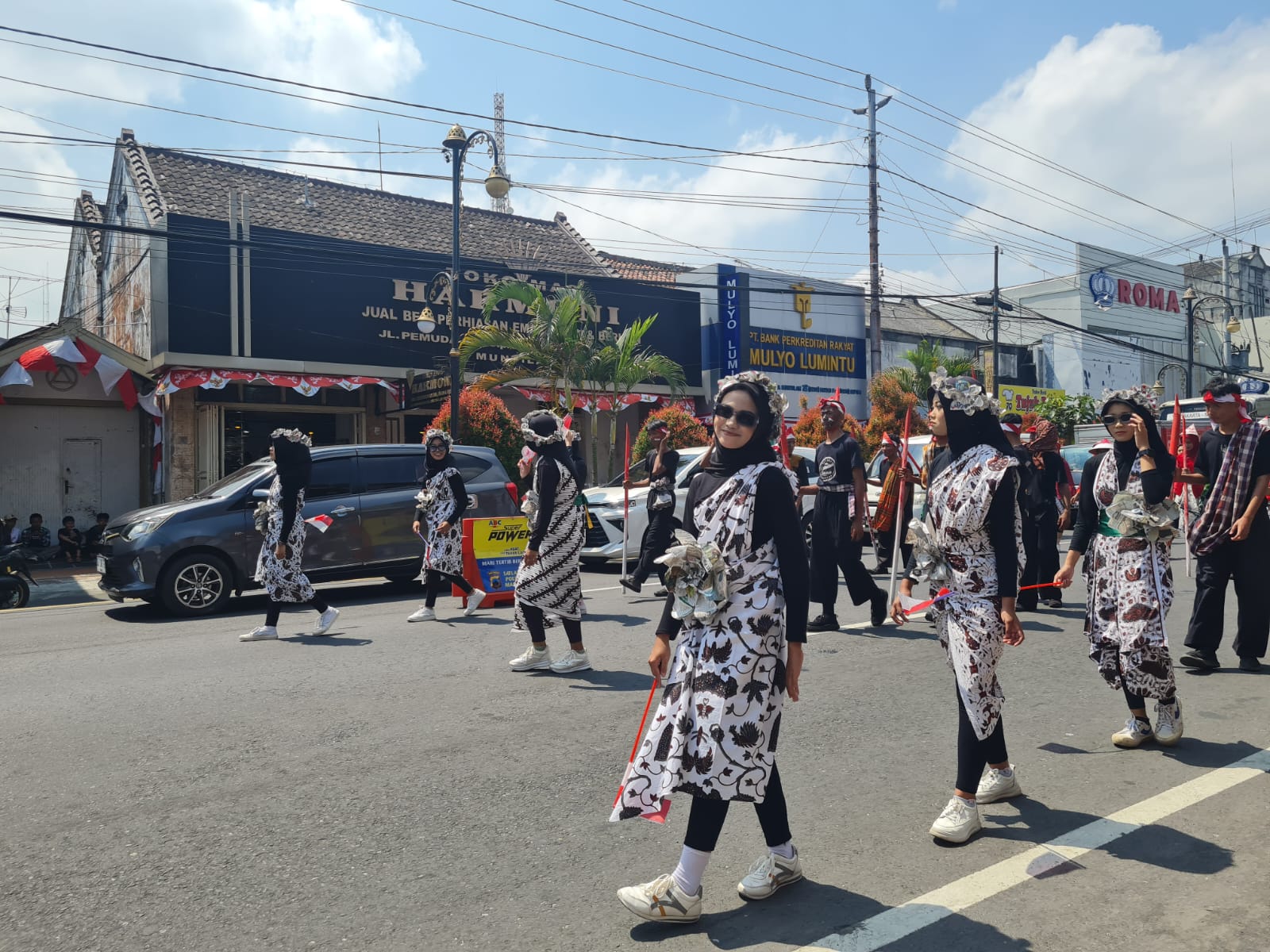 ATRAKTIF: Para peserta karnaval budaya Kecamatan Muntilan tampak bersemangat meskipun cuaca sedang terik Senin (22/8). (Naila Nihayah/Radar Jogja)