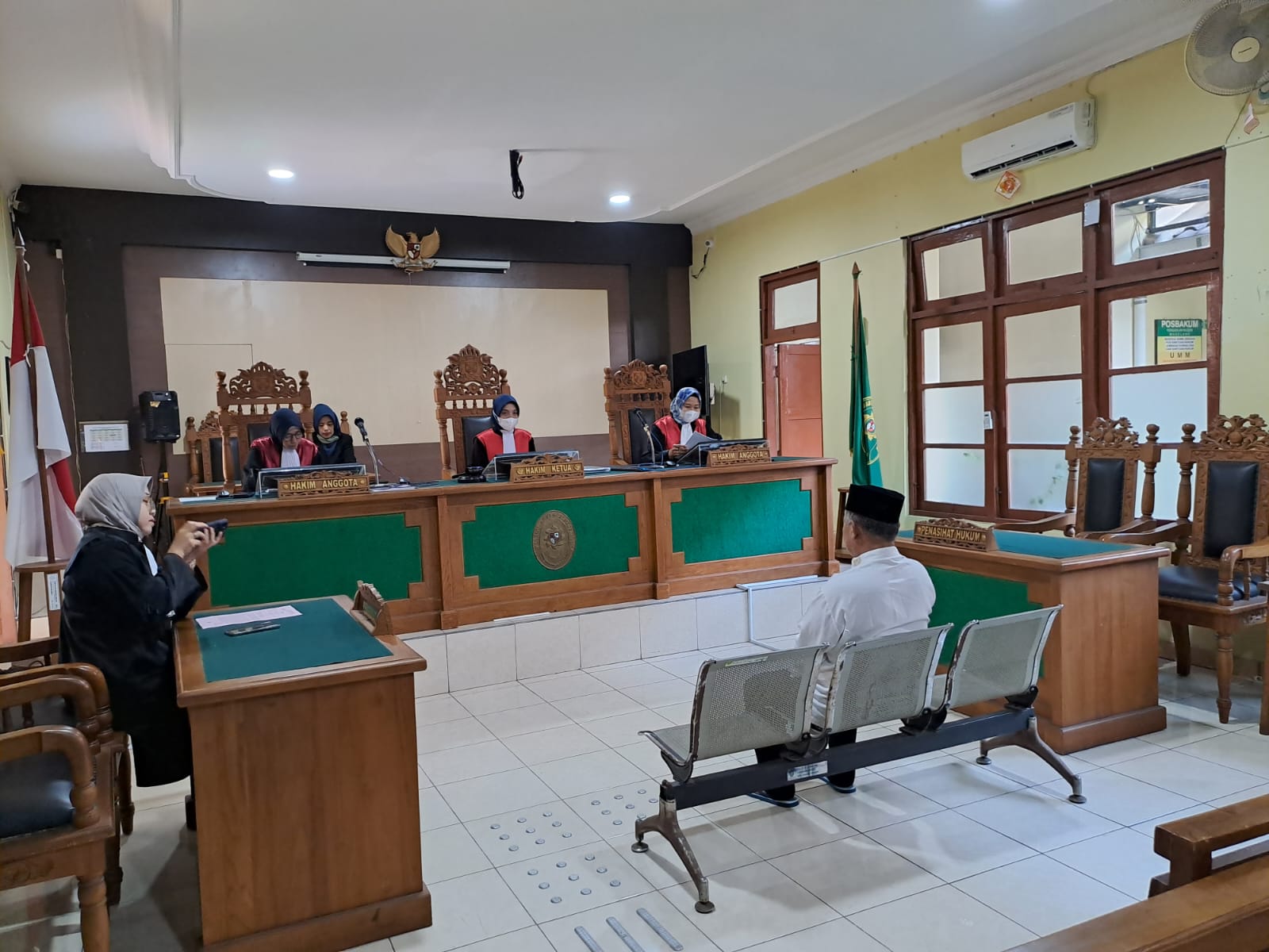 MENUNDUK: Terdakwa kasus pencurian anjing Tengku Amat menjalani sidang perdana di Kantor Pengadilan Negeri Kelas IB Magelang, Senin (21/8). (Naila Nihayah/Radar Jogja)