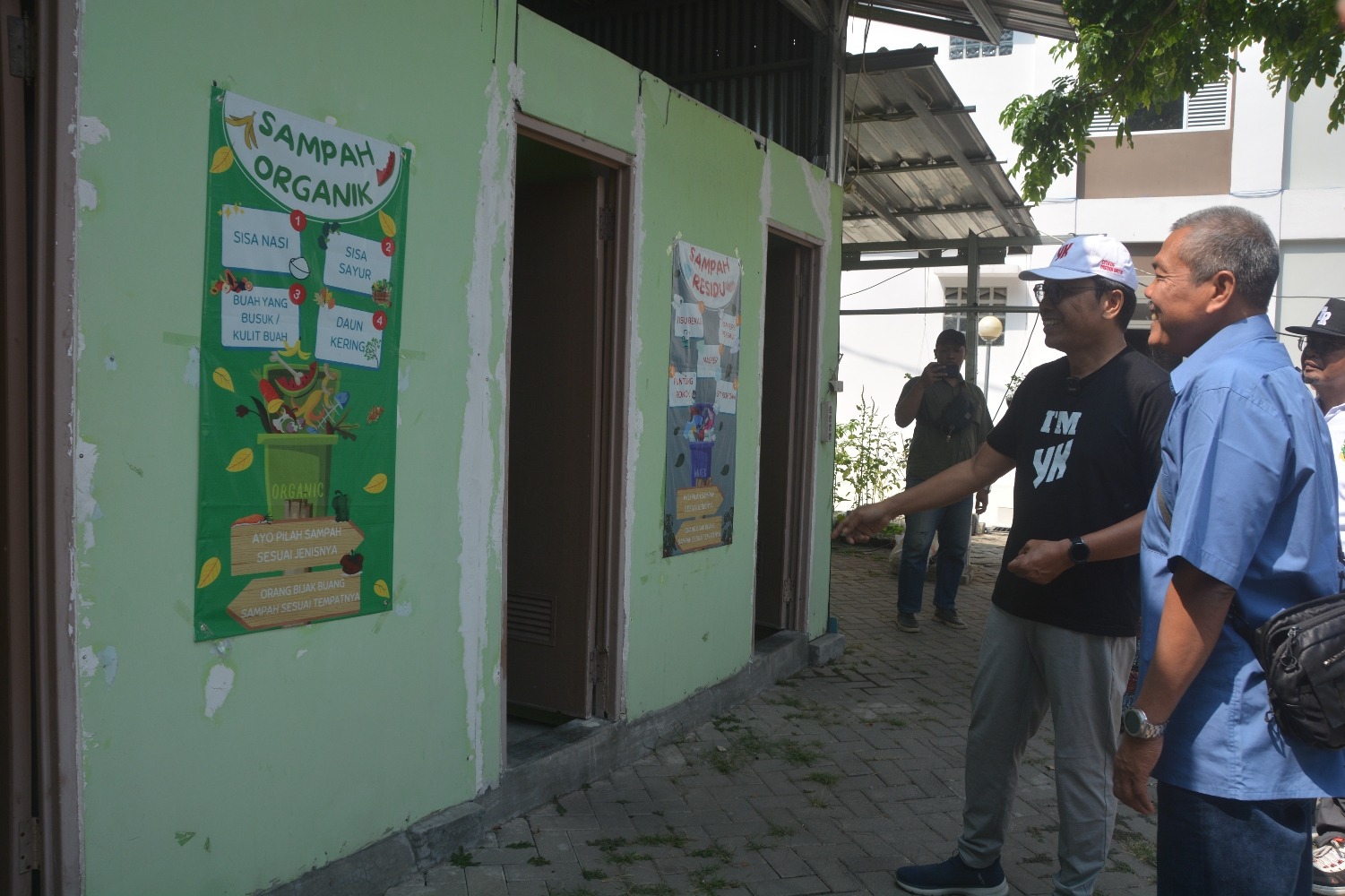 CONTOH:Pj Wali Kota Jogja Singgih Raharjo meninjau pengolahan sampah di Rusunawa Bener Jogja. (Dok Pemkot Jogja)
