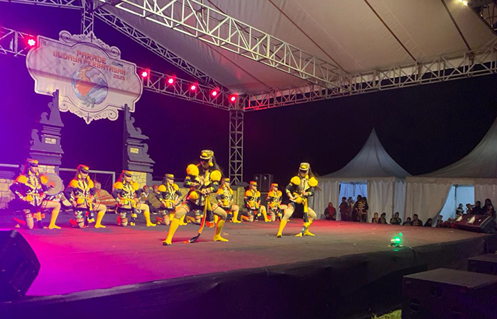 BERBEDA: Kontingen Kabupaten Purworejo saat menampilkan tari Dolalak dengan ragam gerak khas gaya logungan di Lapangan Sibogor Pripih, Hargo Mulyo, Kulon Progo, Sabtu (19/8/23).