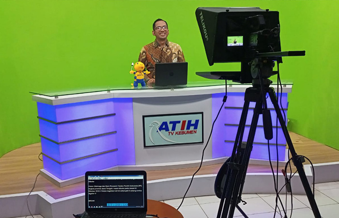 BERUBAH NAMA: Pembawa berita menjalankan kerja jurnalistik di studio Ratih TV yang kini berubah nama menjadi Kebumen TV.